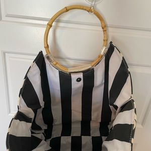 Black and white hand bag. Large